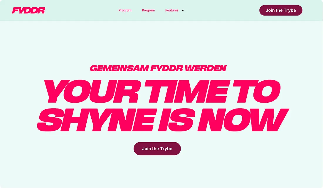 Startseite von fyddr mit dem Claim „YOUR TIME TO SHYNE IS NOW“ in großer kursiver Type auf Mint, darüber die Zeile „GEMEINSAM FYDDR WERDEN“ und der Button „Join the Trybe“